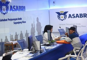 ILUSTRASI: Aktivitas layanan nasabah di kantor PT Asuransi Sosial Angkatan Bersenjata Republik Indonesia (Asabri) di Jakarta Kamis (16/1).Asabri membantah kabar mengenai adanya korupsi di perseroannya, dan meminta kepada para nasabah tidak usah khawatir dengan dana yang selama ini telah disetorkan serta menjamin bahwa uang yang dikelola di Asabri aman, tidak hilang, dan tidak dikorupsi. (MIFTAHULHAYAT/JAWA POS)