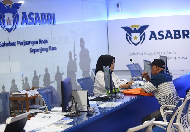 ILUSTRASI: Aktivitas layanan nasabah di kantor PT Asuransi Sosial Angkatan Bersenjata Republik Indonesia (Asabri) di Jakarta Kamis (16/1).Asabri membantah kabar mengenai adanya korupsi di perseroannya, dan meminta kepada para nasabah tidak usah khawatir dengan dana yang selama ini telah disetorkan serta menjamin bahwa uang yang dikelola di Asabri aman, tidak hilang, dan tidak dikorupsi. (MIFTAHULHAYAT/JAWA POS)