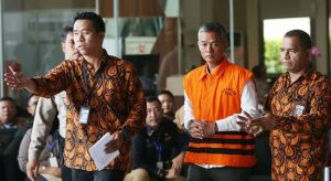 Tersangka Komisioner KPU Wahyu Setiawan, usai diperiksa di Gedung KPK Merah Putih, Jakarta, Rabu (15/1). Selain menjalani pemeriksaan sebagai tersangka, Wahyu juga menjalani sidang kode Etik oleh DKPP terkait kasus suap yang menjeratnya. (MIFTAHULHAYAT/JAWA POS)