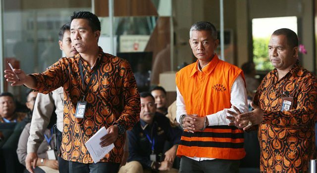 Tersangka Komisioner KPU Wahyu Setiawan, usai diperiksa di Gedung KPK Merah Putih, Jakarta, Rabu (15/1). Selain menjalani pemeriksaan sebagai tersangka, Wahyu juga menjalani sidang kode Etik oleh DKPP terkait kasus suap yang menjeratnya. (MIFTAHULHAYAT/JAWA POS)