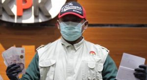 Ilustrasi: penyidik KPK menunjukkan barang bukti. (Dery Ridwansah/JawaPos.com)