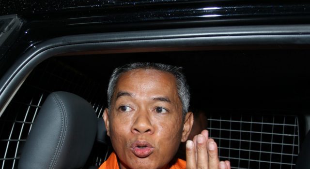 Komisioner KPU Wahyu Setiawan menjadi tersangka suap PAW caleg anggota DPR setelah diciduk dalam OTT KPK. Harun Masiku yang diduga juga terjerat kasus ini tengah berada di Singapura. (DERY RIDWANSAH/JAWAPOS.COM)