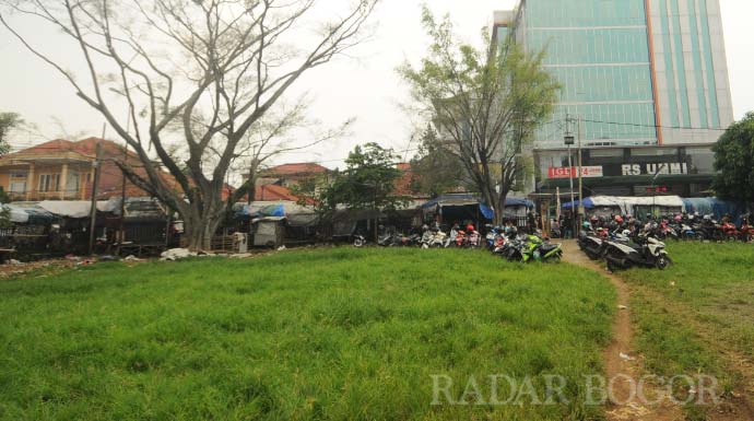 Hendi/RADAR BOGOR TANPA FASILITAS: Kondisi Alun-Alun Empang yang tampak biasa saja dan kurang daya tarik. Ke depan kawasan ini akan ditata menjadi pusat hiburan dan kuliner.