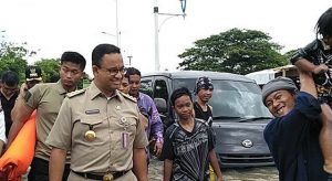 Anies Baswedan meninjau banjir di Jalan Rusun Pesakih Cengkareng, Jakarta Barat, Kamis (2/1). Foto: ANTARA/Devi Nindy