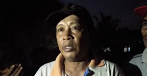 Ayah Akbar, korban hanyut. Foto: ANTARA/Dian Hadiyatna