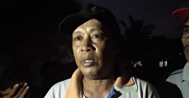 Ayah Akbar, korban hanyut. Foto: ANTARA/Dian Hadiyatna