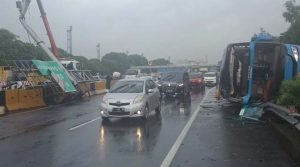 Kecelakaan bus Damri di Jalan Tol Sedyatmo arah Bandara Soetta, pada Kamis (23/1) pukul 05.27 WIB. Foto dok Jasa Marga
