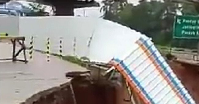 Jalan warga di sekitar proyek Kereta Cepat Jakarta-Bandung dekat KM 4 Tol Cikampek amblas. Foto: ANTARA/Dokumentasi Pribadi