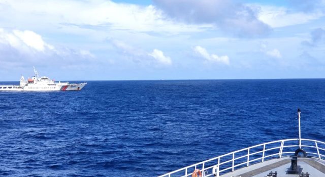 ILUSTRASI. KN Tanjung Datu milik Bakamla mengawasi kapal Coast Guard Tiongkok di Laut Natuna 19 Desember 2019. (BAKAMLA FOR JAWA POS)