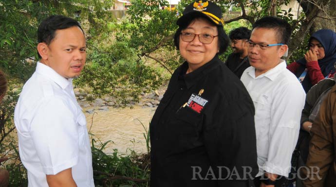 HENDI/RADAR BOGOR APRESIASI: Menteri Lingkungan Hidup dan Kehutanan, Siti Nurbaya didampingi Wali Kota Bogor, Bima Arya dan Lurah Babakan Pasar, Rena melihat-lihat kebun bibit yang berada di pinggir sungai, kemarin.