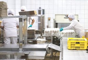 LUSTRASI. Karyawan PT Campina Ice Cream Industry Tbk sedang malalukan proses pengemasan di pabrik Surabaya. (Frizal/Jawa Pos)