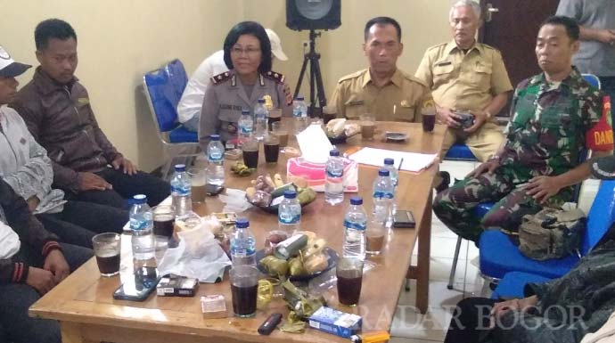 AKSI DAMAI: Muspika Kecamatan Ciampea bersama dua ormas PP dan BPPKB gelar aksi damai di Aula Polsek Ciampea, kemarin (22/1).