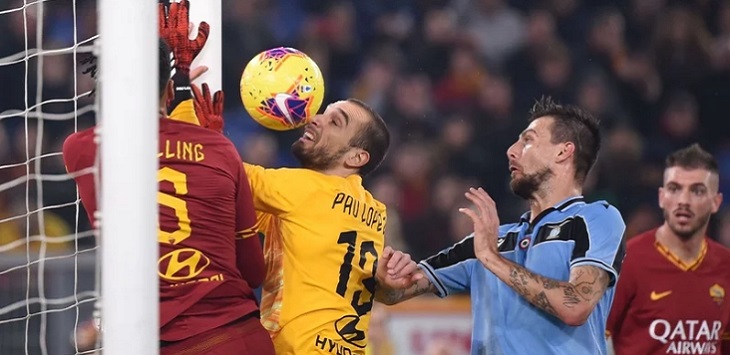 Kiper AS Roma, Pau Lopez melakukan blunder sehingga memudahkan pemain Lazio, Francesco Acerbi mencetak gol penyama kedudukan.