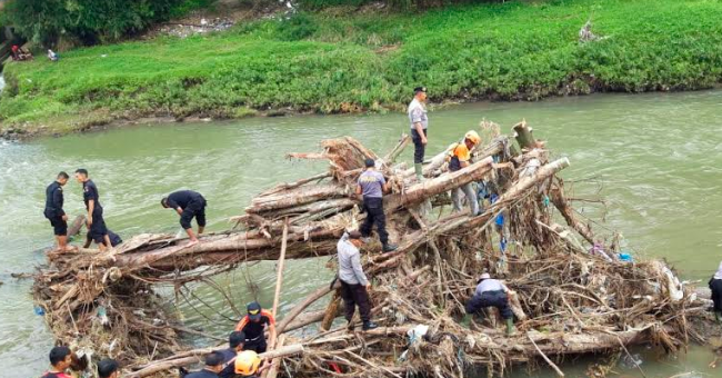 Proses normalisasi Sungai Batang Agam, Payakumbuh, Sumatera Barat yang diinisiasi oleh Polres Payakumbuh. Foto : Ist dari Polres Payakumbuh