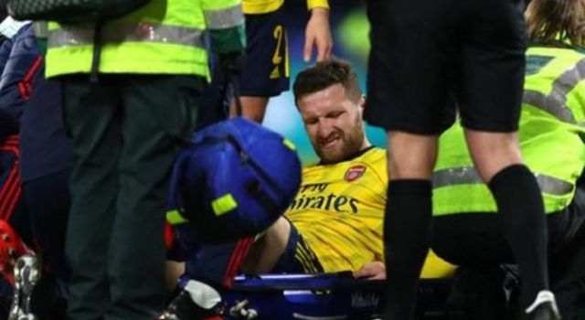 Shkodran Mustafi mengalami cedera di pertandingan Bournemouth vs Arsenal, Selasa (28/1). (BBC)