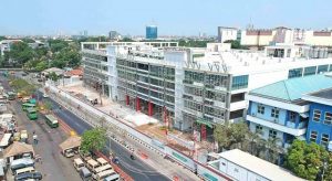 SUDAH 94 PERSEN: Progres terminal Joyoboyo sudah 94 persen. Selain green building, Pemkot buat konsep smart building untuk mengetahui kapasitas dan lokasi kendaraan parkir, Minggu (22/9). (Puguh Sujiatmiko/Jawa Pos)