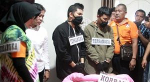 REKONSTRUKSI KEDUA: Dari kiri, Zuraida Hanum, Jefri Pratama, dan Reza Fahlevi dalam rekonstruksi pembunuhan Jamaluddin di Medan kemarin. (Triadi wibowo/Sumut Pos)