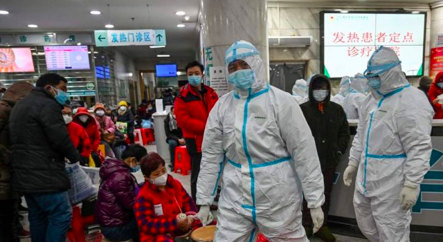 Tim medis dengan pasien yang akan memeriksa warga terkait penyebaran virus corona. Foto: AFP