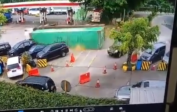 Rekaman CCTV kecelakaan rem blong di rest area tol Cipularang