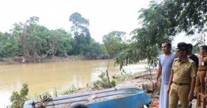 Wakil Wali Kota Sachrudin melakukan pemantauan lokasi bantaran Sungai Cisadane pascabanjir. Foto: Antara