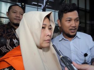 Orang kepercayaan I Nyoman Dhamantra, Mirawati Basri mengenakan rompi tahanan seusai menjalani pemeriksaan di Gedung KPK, Jakarta, Jumat (9/8/2019). KPK menahan enam orang tersangka pada Operasi Tangkap Tangan (OTT) terkait kasus dugaan pengurusan kuota dan izin impor bawang putih tahun 2019 dengan barang bukti uang 50 ribu dolar Amerika serta bukti transfer sebesar Rp2,1 miliar. (Dery Ridwansah/ JawaPos.com )