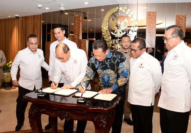 Ketua MPR Bambang Soesatyo saat penandatanganan Memorandum of Understanding (MoU) Sosialisasi Empat Pilar MPR RI antara MPR RI dengan Kadin Indonesia pimpinan Ketua Umum Rosan P. Roeslani di ruang kerjanya, Kompleks Parlemen, Senayan, Jakarta, Selasa (18/2), (dok MPR RI)