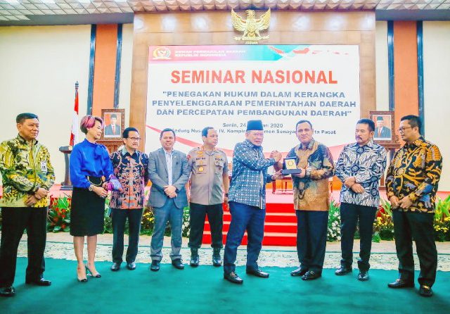 Ketua DPD RI AA LaNyalla Mahmud Mattalitti memberikan cinderamata kepada Ketua KPK Firly Mahuri di depan nara sumber dan moderator Seminar Nasional dengan tema Penegakan Hukum dalam Kerangka Penyelenggaraan Pemerintah Daerah dan Percepatan Pembangunan Daerah, yang digelar DPD RI di Gedung Nusantara IV, Senin (24/02). (DPD RI for JawaPos.com)