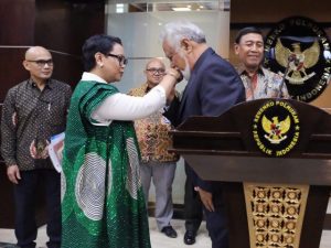 Menteri Perencanaan dan Investasi Timor Leste Xanana Gusmao saat mencium tangan Menteri Luar Negri Retno Marsudi. (Fedrik/JawaPos)