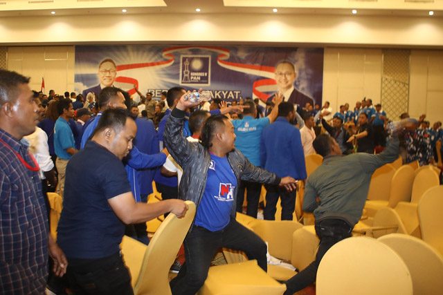 Bentrok masa saat Kongres V PAN di Kendari, Sulawesi Tenggara, Selasa (11/02/2020). Zulkifli Hasan terpilih kembali menjadi Ketua Umum Partai Amanat Nasional Periode 2020-2025. (Hendra Eka/Jawa Pos)