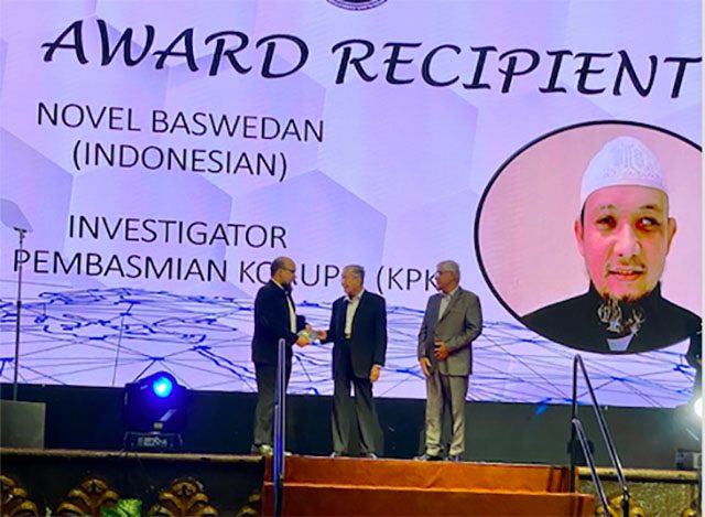 Penyidik senior Komisi Pemberantasan Korupsi (KPK) Novel Baswedan mendapat penghargaan dari Perdana Internasional Anti-Corruption Champion Foundation (PIACF) di Putrajaya, Malaysia, Selasa (11/2) malam. (Istimewa)