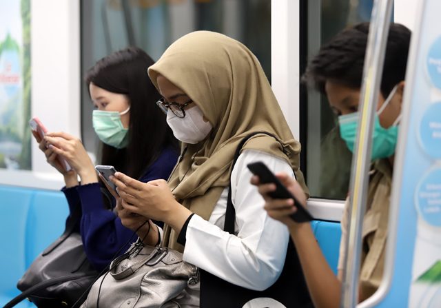 Penumpang MRT menggunakan masker di Kawasan stasiun MRT Bendungan Hilir, Jakarta. Badan Kesehatan Dunia (WHO) menyatakan Coronavirus sebagai kondisi darurat Internasional pada 31 Januari 2020. Hal ini dibuktikan dengan adanya penyebaran virus yang meluas sebanyak 18 negara yang terkena Coronavirus. Masyarakat turut antisipasi penyebaran virus dengan menggunakan masker saat berada di luar ruangan. (Dery Ridwansah/ JawaPos.com)