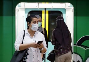 Ilustrasi pakai masker cegah dampak polusi udara yang semakin memburuk di Jakarta.