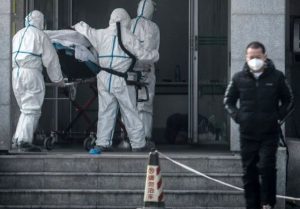 Ilustrasi penanganan tenaga media terhadap pasien yang terjangkit virus Korona di Wuhan, Tiongkok. (AFP)