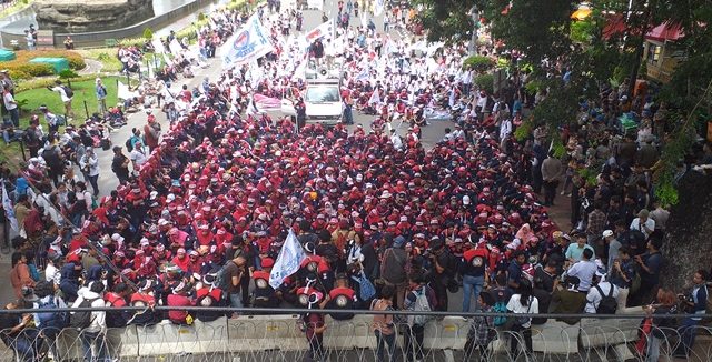 Kalangan buruh akan bersinergi dengan mahasiswa untuk melakukan aksi besar-besaran atas sikap penolakan diresmikannya Rancangan Undang-Undang (RUU) Omnibus Law Cipta Kerja. (dok JawaPos.com)