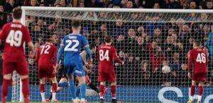 Liverpool lolos ke putaran kelima Piala FA berkat gol bunuh diri Williams, Rabu (5/2). (BBC)