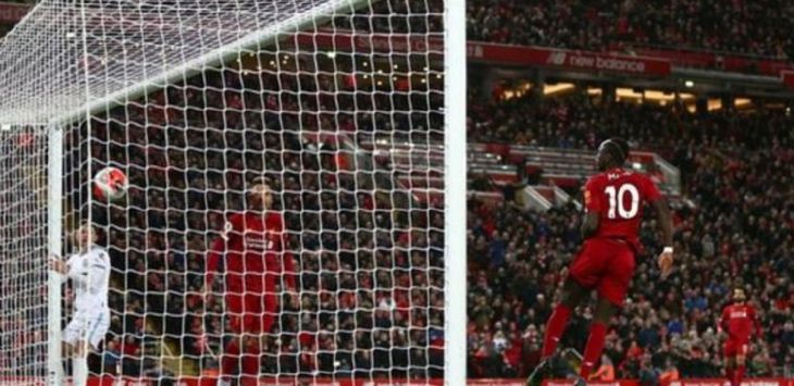 Sadio Mane sumbang satu gol pada kemenangan 3-2 Liverpool atas west Ham, Selasa (25/2) dini hari WIB. (BBC)