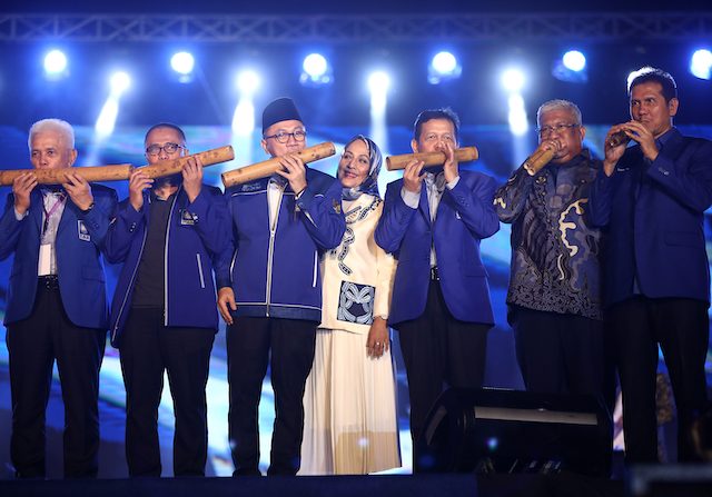 Dari kiri Hatta Rajasa, Drajad Wibowo, Zulkifli Hasan, Soraya Zulkifli Hasan, Sutrisno Bachir, Gubernur Sulawesi Tenggara Ali Mazi, dan Asman Abnur saat pembukaan Kongres V PAN di Kendari, Sulawesi Tenggara, Senin (10/02/2020). (HENDRA EKA)