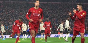 Bek Liverpool, Virgil van Dijk merayakan golnya ke gawang Manchester United, pada laga pekan ke-23 di Anfield, Minggu (19/1/2020) malam. VIDEO: Cara Ampuh Hindari Virus Corona POJOKSATU.id, TURIN – Klub raksasa Serie A, Juventus merencanakan mega-transfer pada musim panas mendatang. Si Nyonya Tua ingin memboyong bek Liverpool, Virgil van Dijk (VVD) meski harus merogoh kocek sangat dalam. Dikutip Pojoksatu.id dari The Sun, Juventus tengah menyiapkan tawaran besar agar Liverpool mau melepas bek andalannya itu, pada jendela transfer musim panas 2020. BACA JUGA: 10 Pemain Terbaik Eropa Saat Ini: Messi Peringkat 2, Ronaldo Ketujuh Tidak tanggung-tanggung, Juve akan menawar VVD seharga 150 juta pound (Rp2,5 triliun) yang akan membuat pemain Belanda itu kembali jadi bek termahal dunia. VIDEO: VIDEO TEROR CORONA: Kisah Mahasiswa Indonesia Terkurung di Kota Mati Wuhan Setelah memikat Cristiano Ronaldo dari Real Madrid, klub Serie A telah mengidentifikasi Van Dijk sebagai orang yang dapat membantu mereka memenangkan Liga Champions. Bek Liverpool, Virgil van Dijk mengangkat trofi Liga Champions musim 2018/19. pemain terbaik uefa Bek Liverpool, Virgil van Dijk saat mengangkat trofi Liga Champions musim 2018/19. The Sun melaporkan Van Dijk, 28, mungkin terbuka untuk pindah ke luar negeri jika The Reds menjuarai Liga Premier musim ini. The Reds sendiri saat ini unggul 22 poin dari Manchester City dan berpeluang besar menjadi kampiun untuk pertama kali sejak 1990. Jika sukses menjuarai Liga Inggris, VVD akan menambah koleksi gelarnya bersama Liverpool. Sebelumnya memenangkan Liga Champions, Piala Dunia Klub FIFA dan penghargaan Piala Super UEFA. BACA JUGA: Jadwal Bola Hari Ini: Juve Vs Fiorentina, Spurs Vs City, Barca Vs Levante Sumber Juve mengatakan: “Setelah memenangkan sekumpulan trofi bersama Liverpool, Juventus berpikir Van Dijk akan mencari tantangan baru di akhir musim – terutama karena dia telah bermain di Inggris selama beberapa tahun.” “Dan klub secara aktif berencana untuk mengajukan tawaran besar untuknya di musim panas.” Kapten Belanda memimpin negaranya ke tempat kedua di Liga Bangsa-Bangsa dan juga menjadi runner-up Ballon d’Or 2019 di bawah Lionel Messi. VVD minggu lalu mengakui: “Saya berusia 28 tahun sekarang dan saya ingin memenuhi setiap impian yang pernah saya miliki.” “Hidup bisa singkat. Karier Anda bisa pendek juga.” “Saya menikmati bermain dengan tim dan manajer ini. Kami tidak bisa melihat terlalu jauh ke depan. Tapi sekarang, aku menikmatinya.” Van Dijk menjadi pemain kunci di pertahanan Liverpool, yang hanya kebobolan 15 gol dalam 25 pertandingan Premier League musim ini. Namun minat Juventus dipastikan akan mendapat saingan dari klub-klub top Eropa lainnya. Seperti Barcelona yang juga membutuhkan penambahan bek berkualitas. (fat/pojoksatu) VIDEO: Cara Buka Blokir Situs Web Tanpa VPN! berita transfer juventus Liverpool virgil van dijk