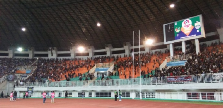 Rusuh di tribun Selatan stadion Pakansari. (arifal/radarbogor.id)