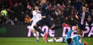 PSG makin kokoh di puncak klasemen usai kalahkan Lyon, Senin (10/2) dini hari WIB. (BBC)