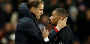 Kylian Mbappe terlihat kesal saat Pelatih PSG Thomas Tuchel memutuskan menggantinya dengan Icardi di pertandingan lawan Montpellier, Sabtu (1/2). (BBC)