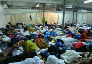 ILUSTRASI MINA: Jamaah haji Indonesia pada 2018 terpaksa tidur berdempetan lantaran terbatasnya space tenda di Mina, Arab Saudi. (Firzan Syahroni/JawaPos)