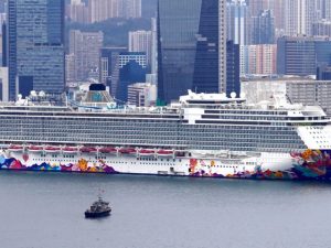 Kapal pesiar The World Dream di terminal in Hongkong. (Vincent Yu/AP Photo)