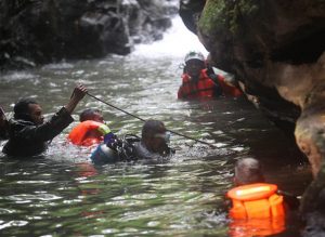 SLEMAN BERDUKA: Anggota TNI-AL bersama Basarnas dan relawan saat melanjutkan pencarian korban pelajar SMPN 1 Turi yang hanyut di Kali Sempor, Sleman, Jumat (21/2). (GUNTUR AGA TIRTANA/JAWA POS RADAR JOGJA)