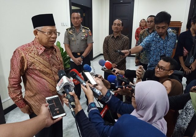 Wakil Presiden Ma'ruf Amin meladeni wartawan di Kantor Wakil Presiden Jalan Merdeka Utara, Jakarta Pusat (17/12). (Hilmi Setiawan/Jawa Pos)