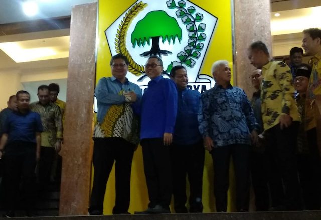 Ketua Umum Partai Golkar Airlangga Hartarto menerima kunjungan jajaran elite Partai Amanat Nasional (PAN) yang dipimpin Zulkifli Hasan di Kantor DPP Golkar, Slipi, Kamis (12/3) (Gunawan/JawaPos.com)