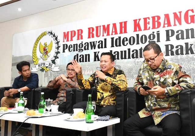 Ketua MPR Bambang Soesatyo bersama Direktur Indo Barometer Qodari dan Anggota DPD Ri Teras Narang saat mengisi diskusi publik, di Media Center MPR, Jakarta (11/3). (dok MPR RI)