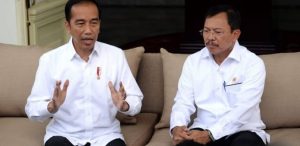 Presiden Jokowi dan Menkes Terawan Agus Putranto mengumumkan 2 warga Depok, Jabar, positif terjangkit virus corona di Istana Negara, Senin (2/3/2020). Foto: Setgab
