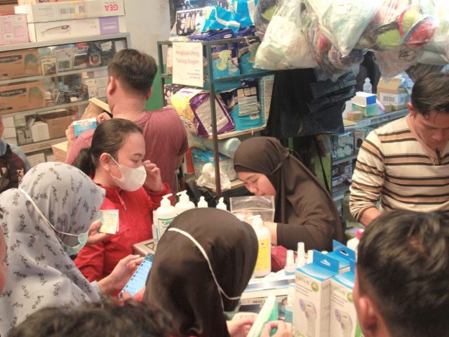 ILUSTRASI masyarakat menyerbu toko alat kesehatan memborong masker. (Dery Ridwansah/JawaPos.com)