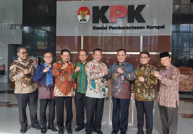 Tujuh pimpinan Majelis Permusyawaratan Rakyat (MPR) yang dipimpin oleh Ketua MPR Bambang Soesatyo saat menyambangi Gedung Komisi Pemberantasan Korupsi (KPK), Senin (9/3). (Ridwan/JawaPos.com)